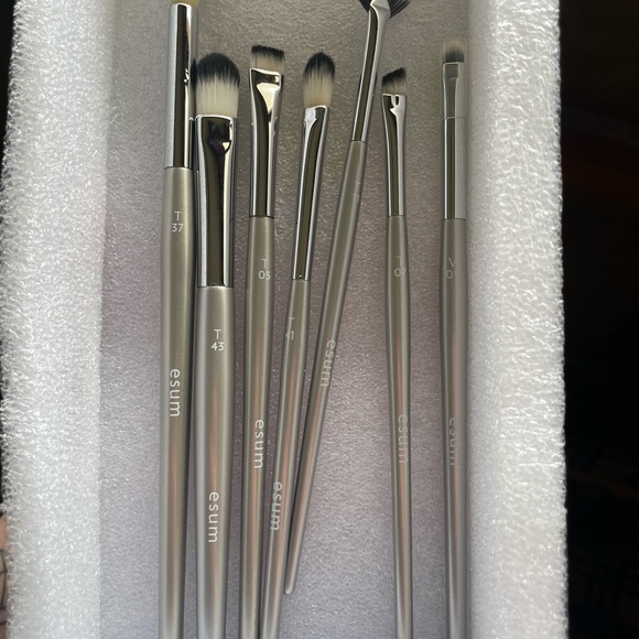 Esum Silver Makeup Brush Set - Picture 2 of 5